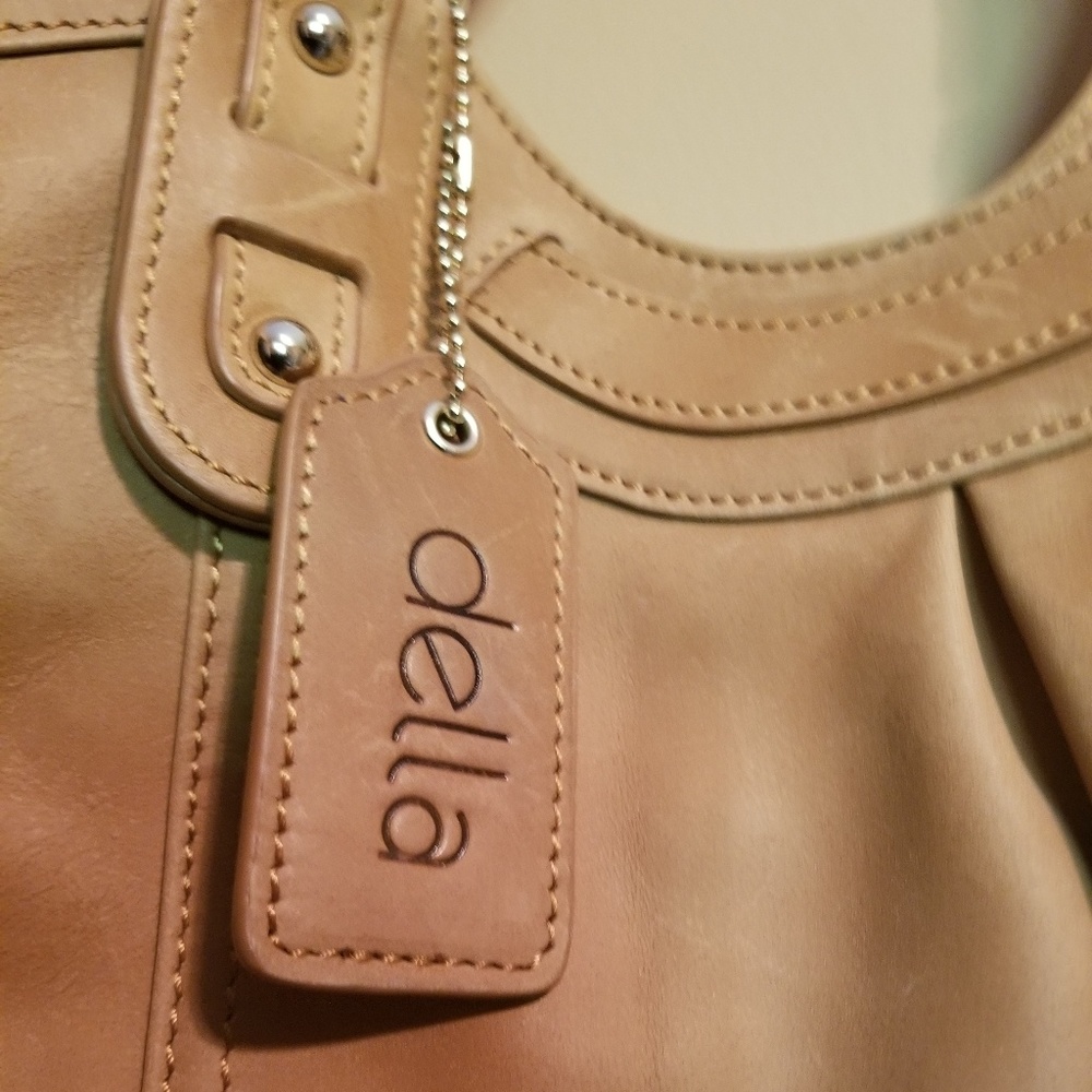 Della leather tote
